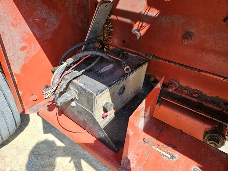 hesston-550-image-28