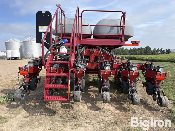 2015-titan-yieldtrac-tm24r-30-precision-tracked-planter-image-6