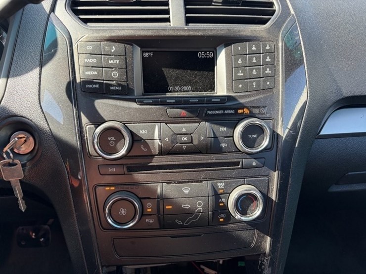 2016-ford-explorer-image-39