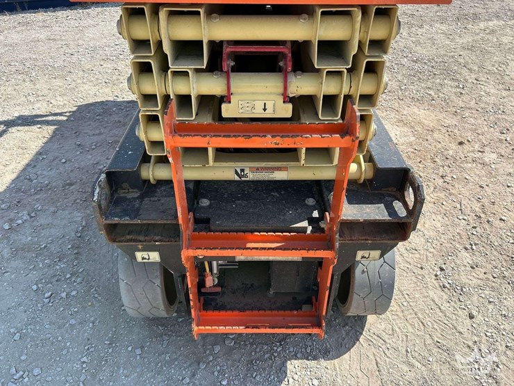 jlg-scissor-lift-image-12