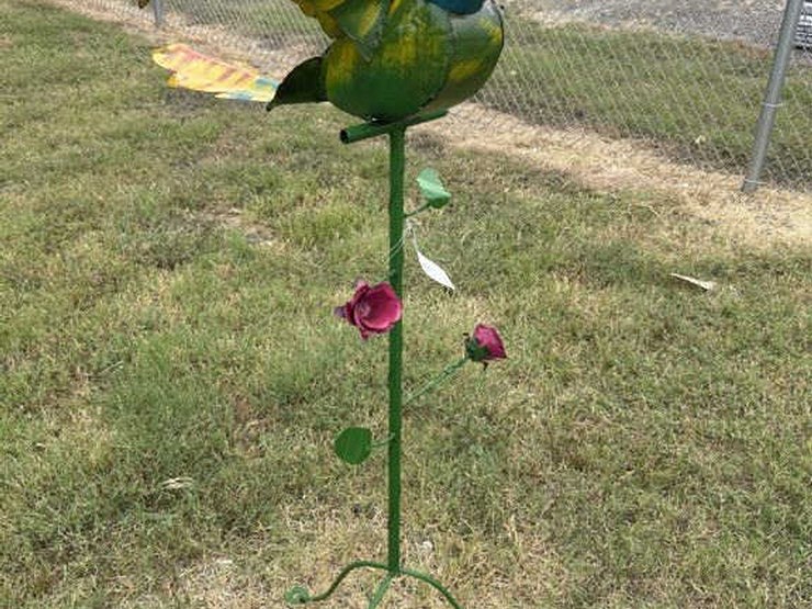 #125-•-metal-art---parrot-on-stand-w/pink-flowers-image-1