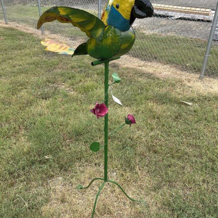 #125 • Metal Art - Parrot on Stand w/Pink Flowers