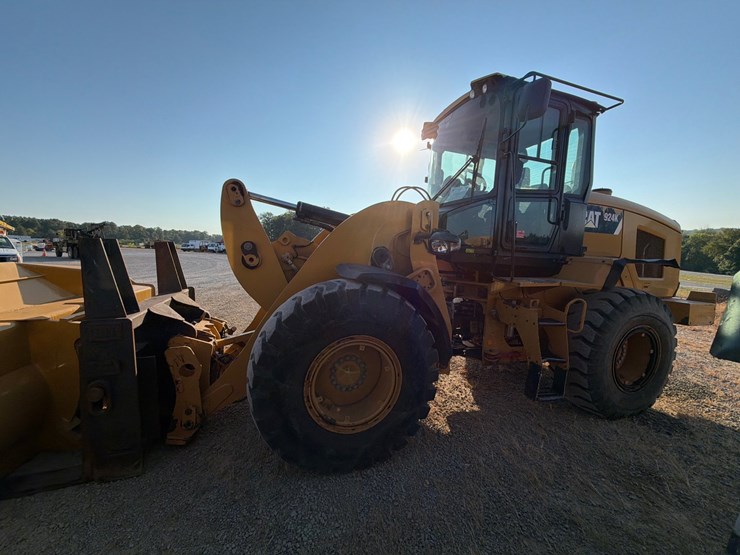 2015-caterpillar-924k-image-4