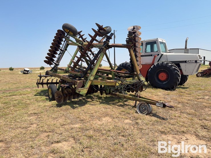 john-deere-330-image-3