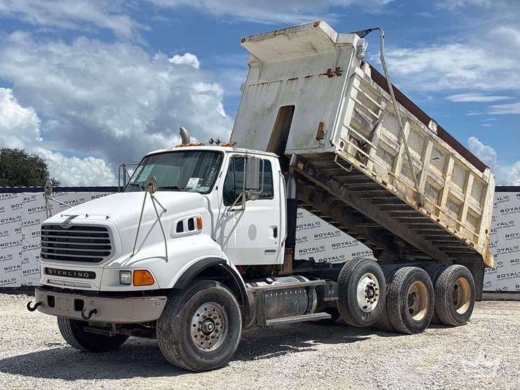 2009-sterling-l9500-image-1