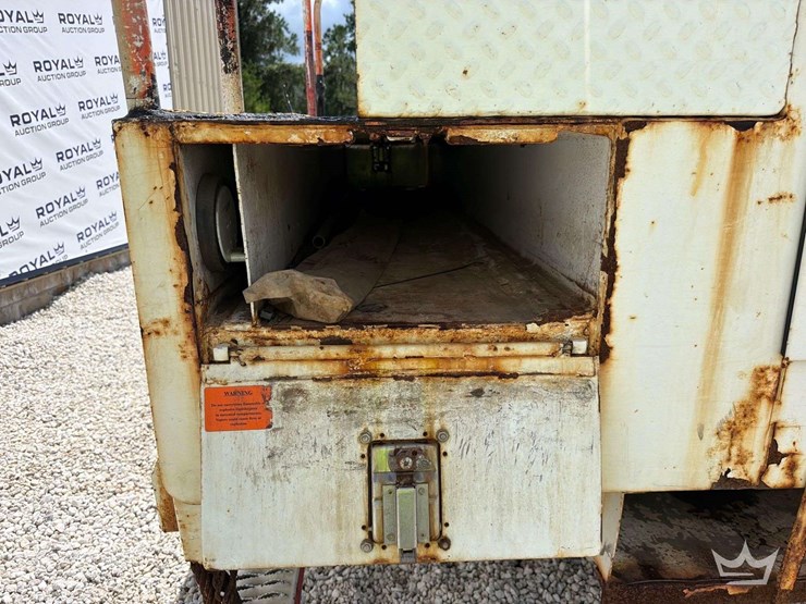 2011-freightliner-m2-106-image-32