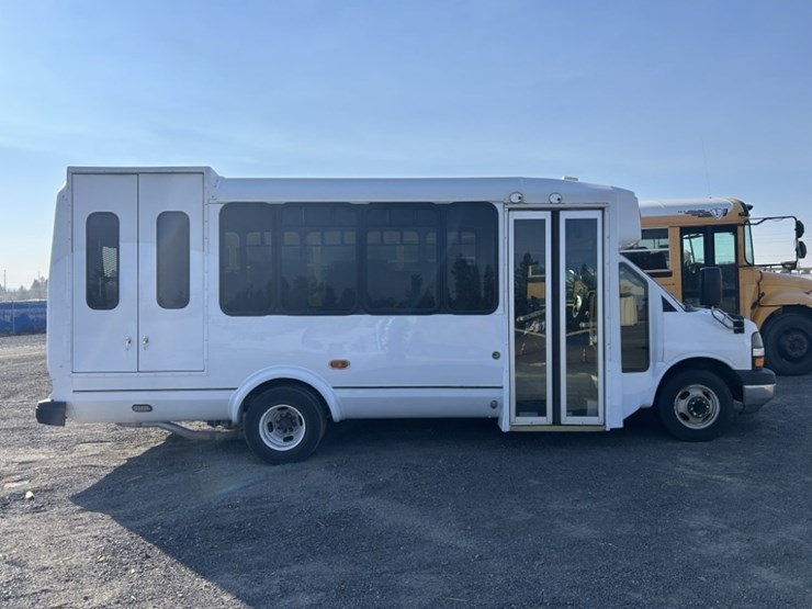 2016-chevrolet-express-paratransit-bus-image-6