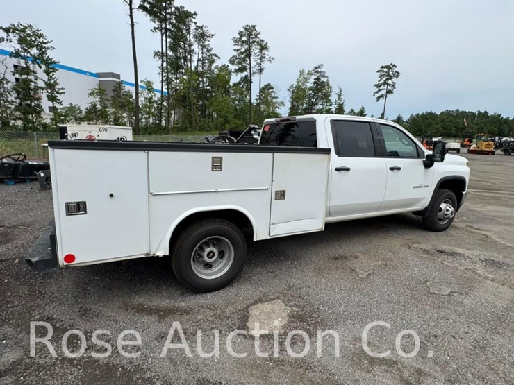 2022-chevrolet-3500-image-2