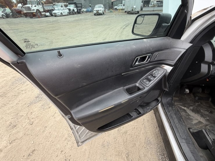 2018-ford-explorer-image-24