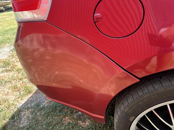 #215-•-2010-ford-focus-image-15