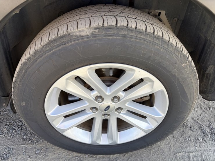 2015-ford-explorer-xlt-image-17