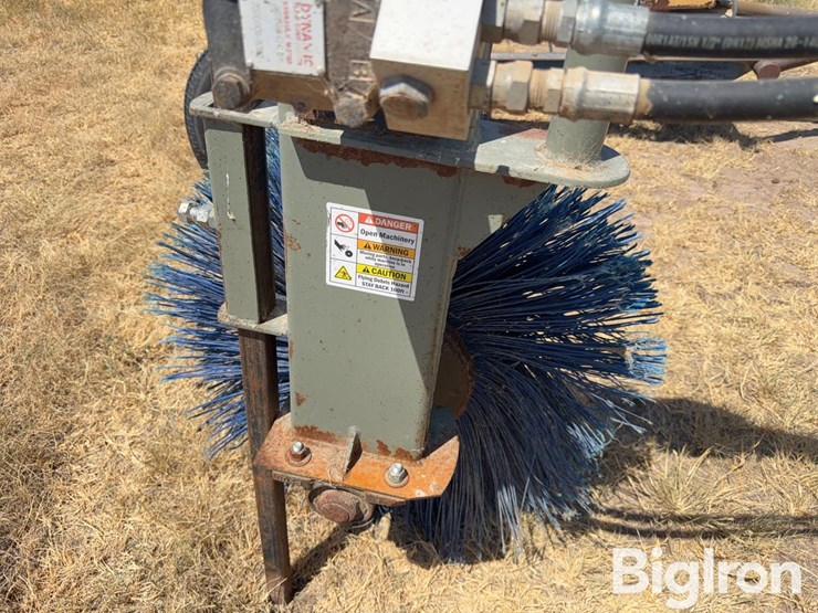 douglas-welding-&-machine-feed-bunk-sweeper-skid-steer-attachment-image-18