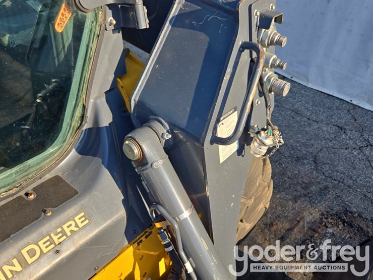 2019-deere-324g-image-22