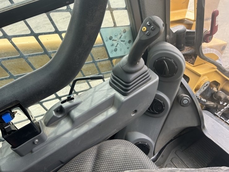 2023-caterpillar-299d3-xe-image-26