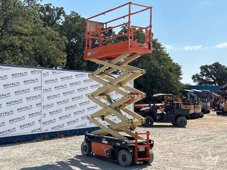 jlg-scissor-lift-image-4