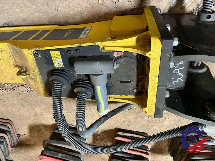 2019-epiroc-mb1000-hydraulic-hammer-image-8