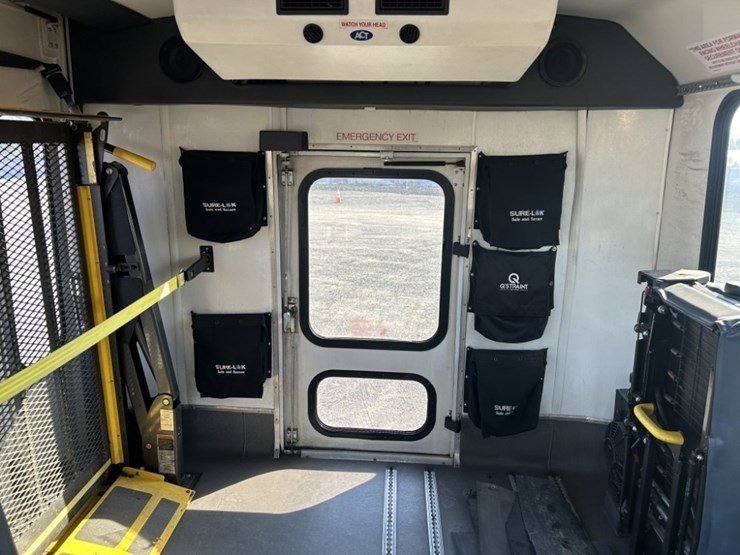 2016-chevrolet-express-paratransit-bus-image-22