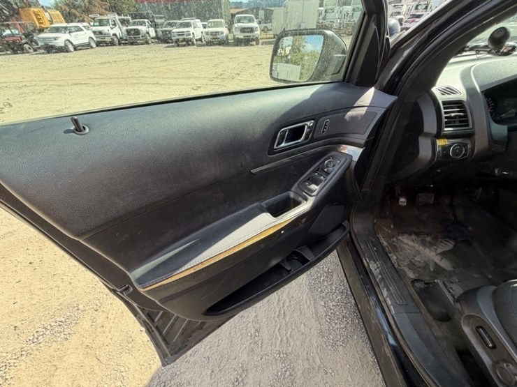 2019-ford-explorer-image-24