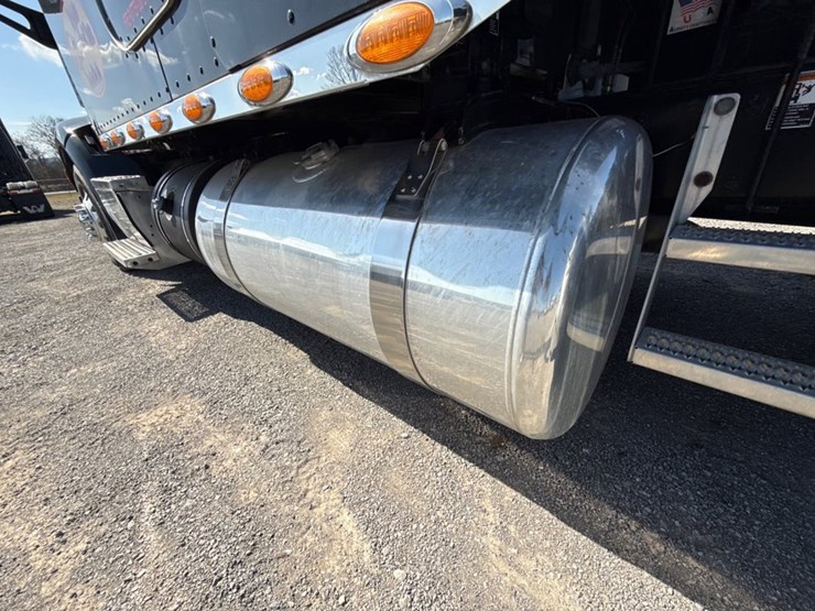 2018-peterbilt-579-image-29