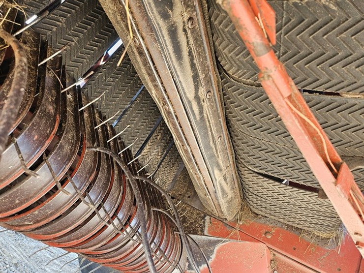 hesston-550-image-33