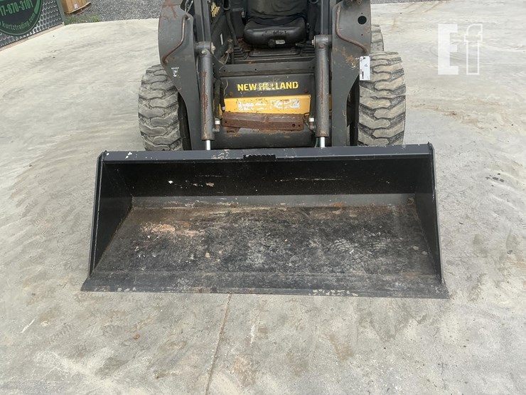 2015-new-holland-l220-image-9