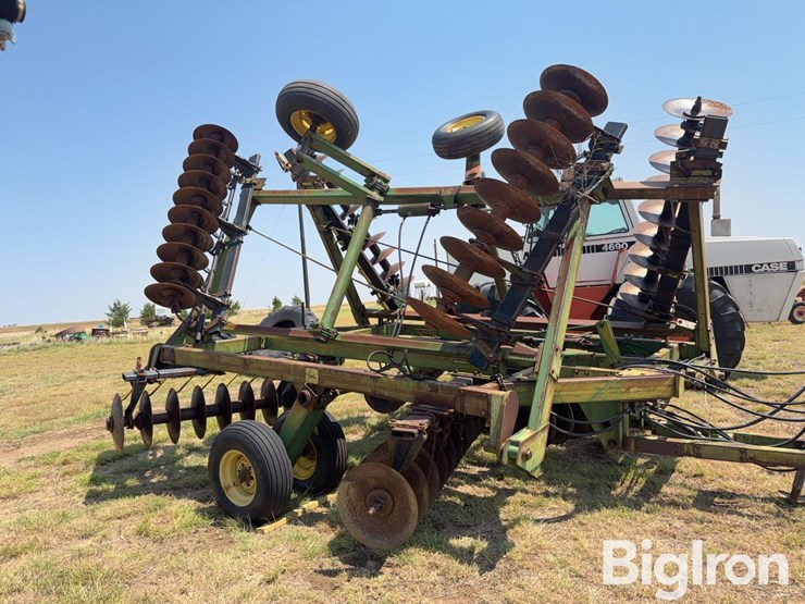 john-deere-330-image-4