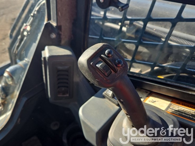 2019-deere-324g-image-30