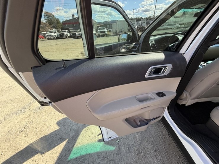 2015-ford-explorer-xlt-image-22