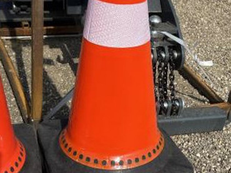 #192-•-(18)-traffic-safety-cones-image-1