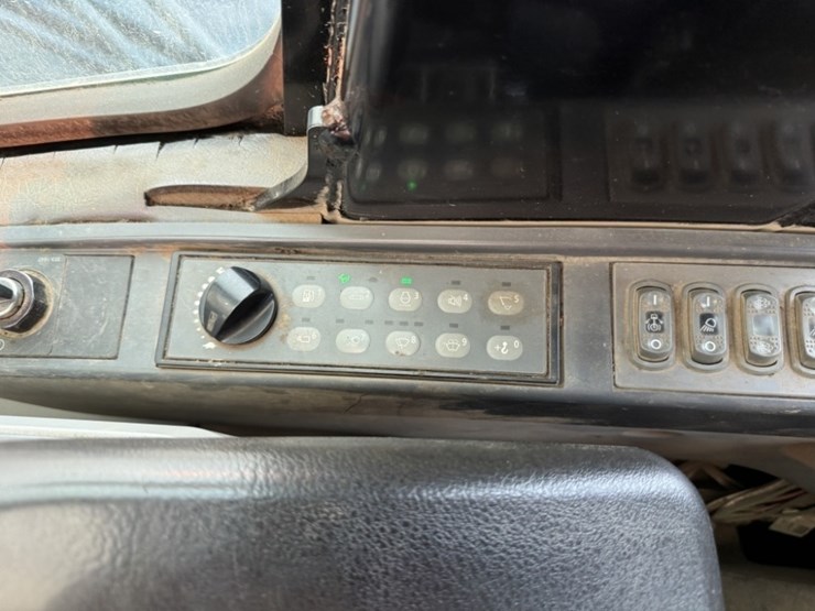 2013-caterpillar-568-image-33