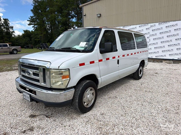 2009-ford-e150-image-1