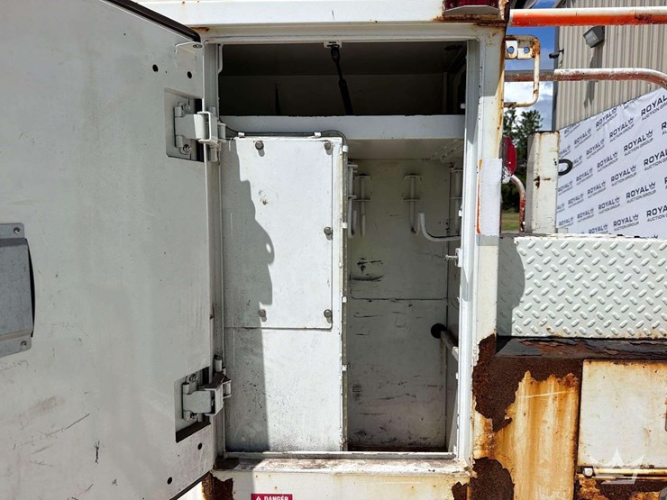 2011-freightliner-m2-106-image-33