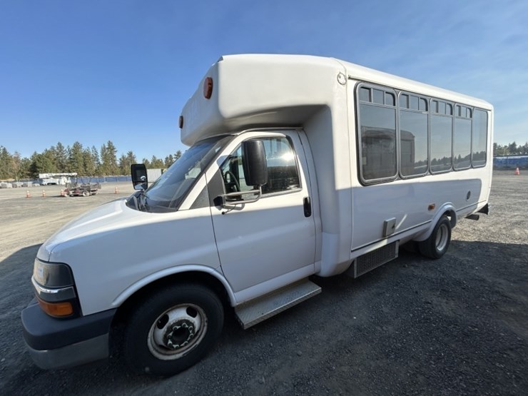 2016-chevrolet-express-paratransit-bus-image-2