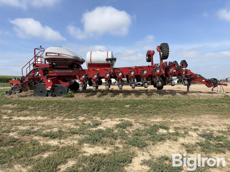 2015-titan-yieldtrac-tm24r-30-precision-tracked-planter-image-8