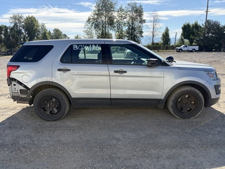 2016-ford-explorer-image-3