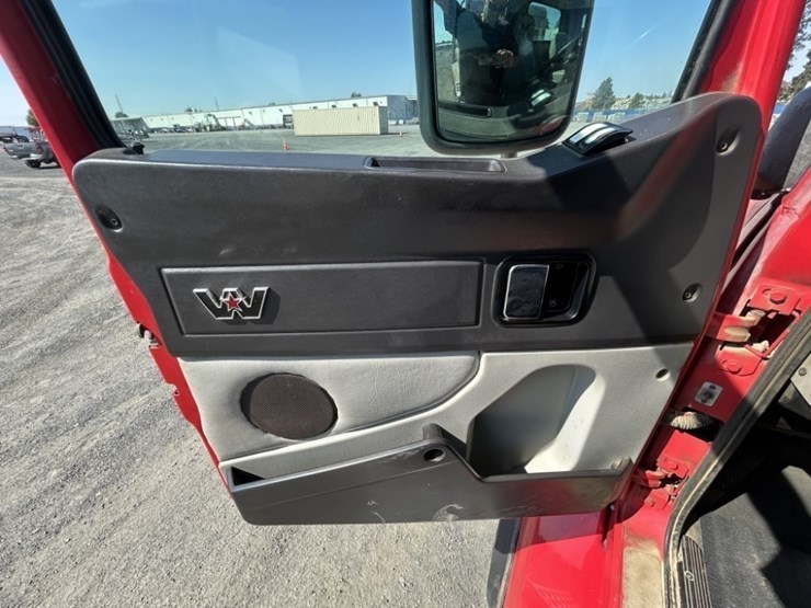 2015-western-star-4900sb-image-28