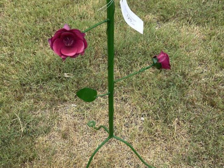 #125-•-metal-art---parrot-on-stand-w/pink-flowers-image-3