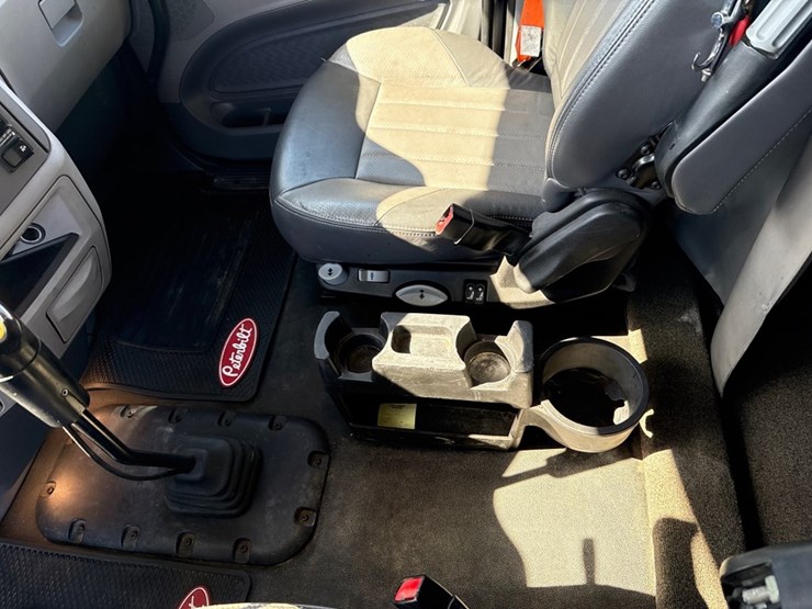 2018-peterbilt-579-image-16