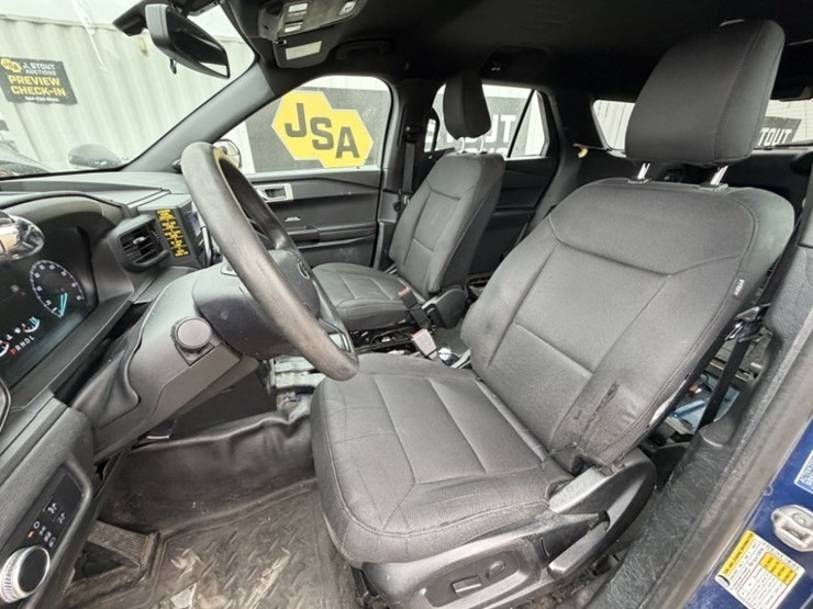 2020-ford-explorer-image-23