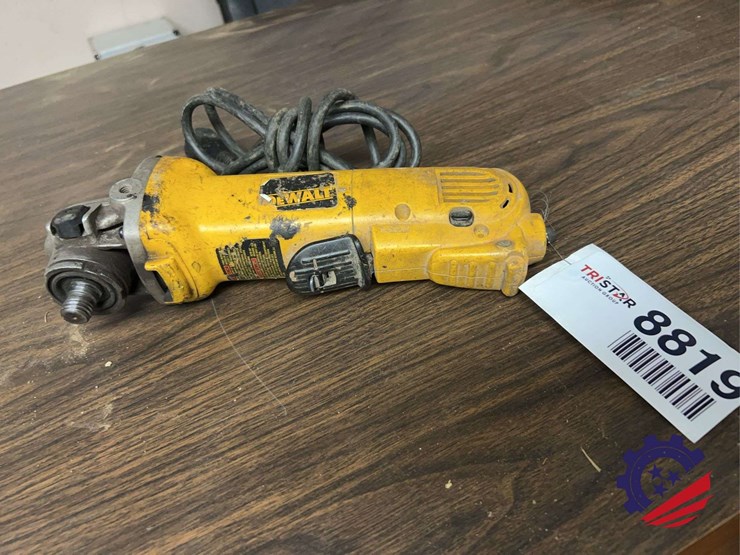 dewalt-electric-120vac-4.5-inch-angle-grinder,-model-dwe4011-image-1