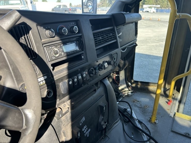 2016-chevrolet-express-paratransit-bus-image-14