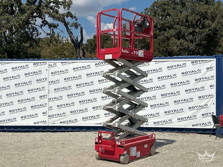 mec-scissor-lift-image-1