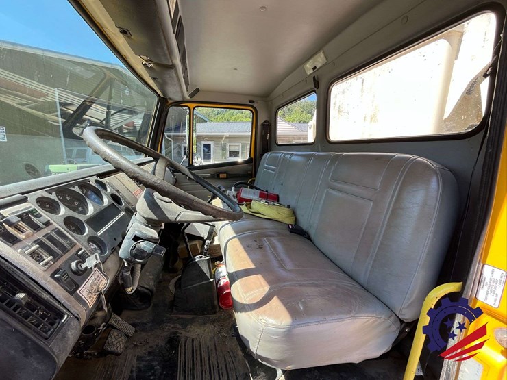 1999-freightliner-fl70-image-73