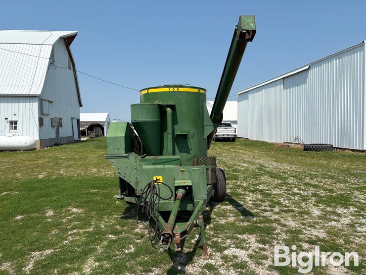 1979-john-deere-700-image-2