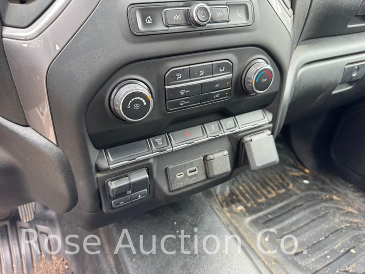 2022-chevrolet-3500-image-27