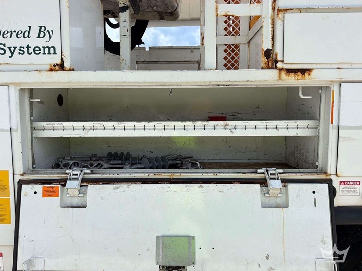 2011-freightliner-m2-106-image-30