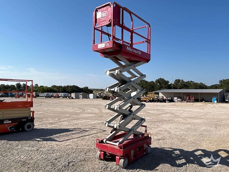 mec-scissor-lift-image-3