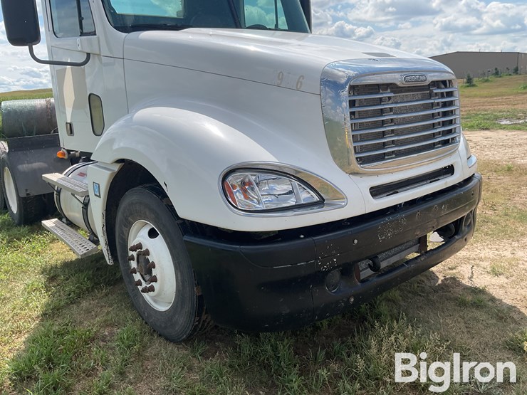 2007-freightliner-columbia-120-image-15