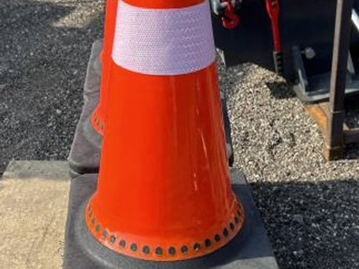 #192-•-(18)-traffic-safety-cones-image-2