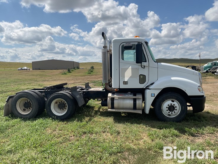 2007-freightliner-columbia-120-image-4
